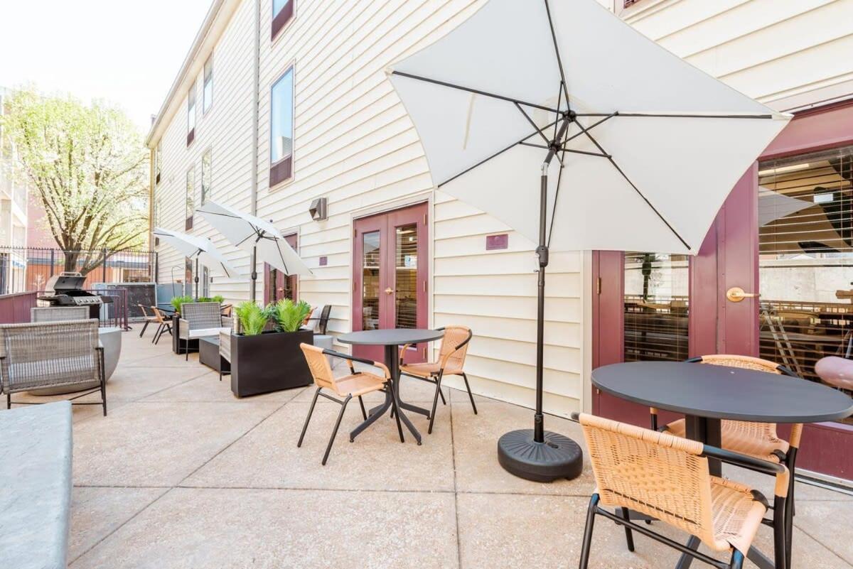 Cozysuites Cwe Stylish Queen With Microwave&Fridge Tower Grove Εξωτερικό φωτογραφία